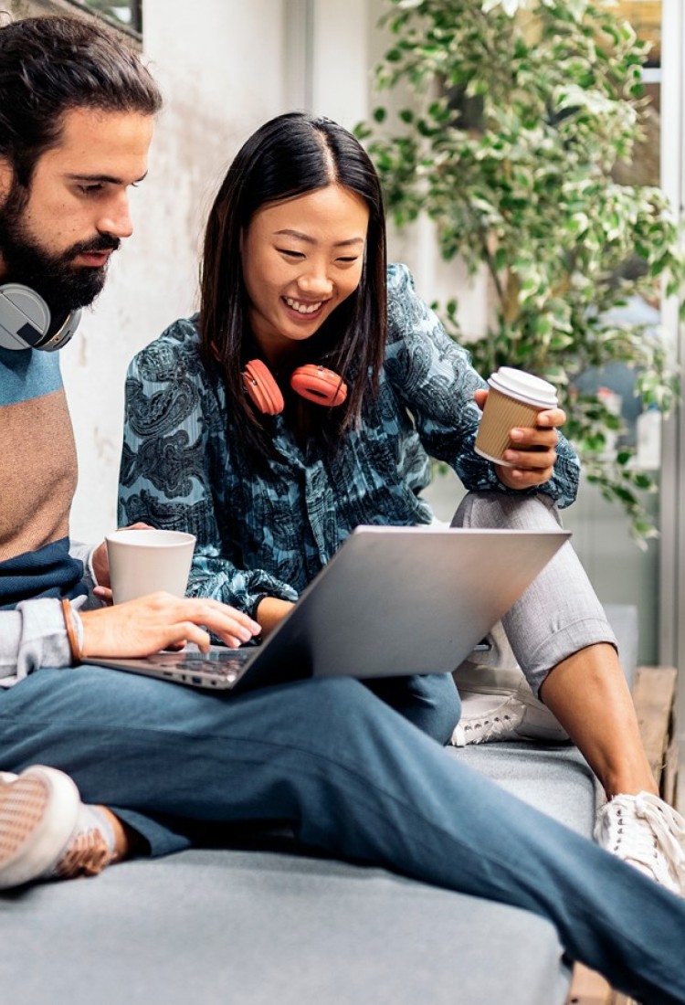 Hero image page news team working togehter_3